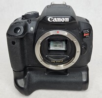 Canon EOS Rebel T5i Digital SLR Camera with AA Battery Extender FOR PARTS DAMAGE