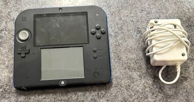 Nintendo 2DS w/ Charger  - ftr-001
