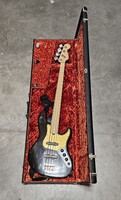 2006 Fender American Deluxe 4 String Jazz Bass Guitar Maple Montego with Case