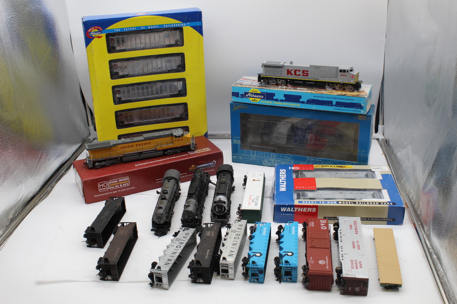 Model Train Assortment, Entire Lot Comes Together As Is