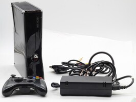 Xbox 360 Slim Model 1439 500GB w Controller Power Cord Av Cables