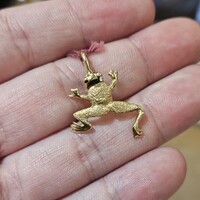  14K Yellow Gold Hammered Repousse Frog Toad Pendant Charm 1.9 Grams 17x17mm