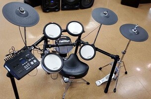 Yamaha DTX700 Electronic Drum Set w/ Throne