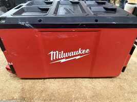 Milwaukee 2357-20 M18 18V PACKOUT Light/Charger (Tool Only)