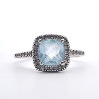  Beautiful 10k Gold Ring with Sky Blue Gemstone (Size 8)