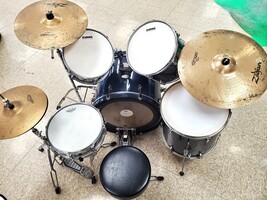 Pearl Forum Series Drum Set w/ Cymbals, Stands, and Throne